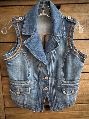 Vintage Denim Button-Front Vest with Contrast Trim